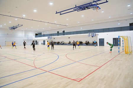 Hala UCS II. Rozgrywki futsalu. [fot. Andrzej Romański]